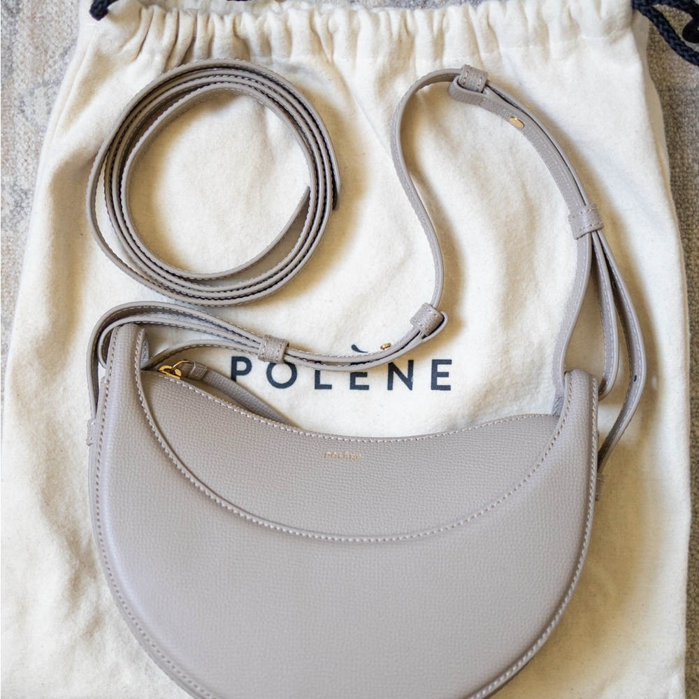 Polene Dix. Textured leather in taupe.